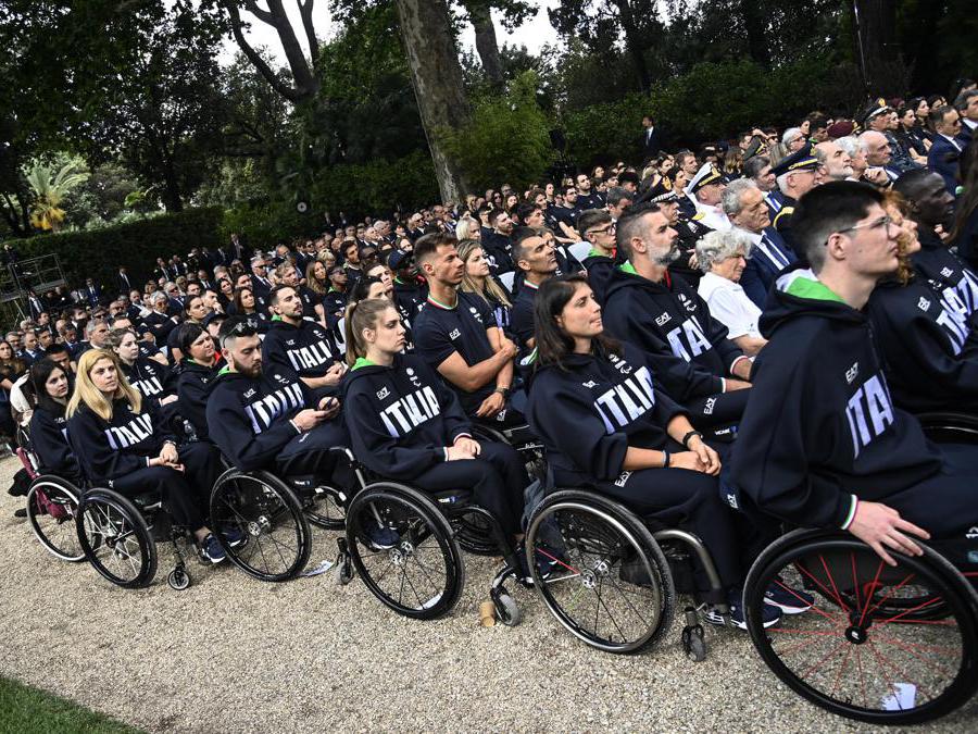 Atleti olimpici e paralmipici durante la cerimonia nei giardini del Quirinale di consegna della bandiera tricolore per gli atleti in partenza per i Giochi Olimpici e Paralimpici di Parigi, Roma, 13 giugno 2024. (Ansa / Riccardo Antimiani)