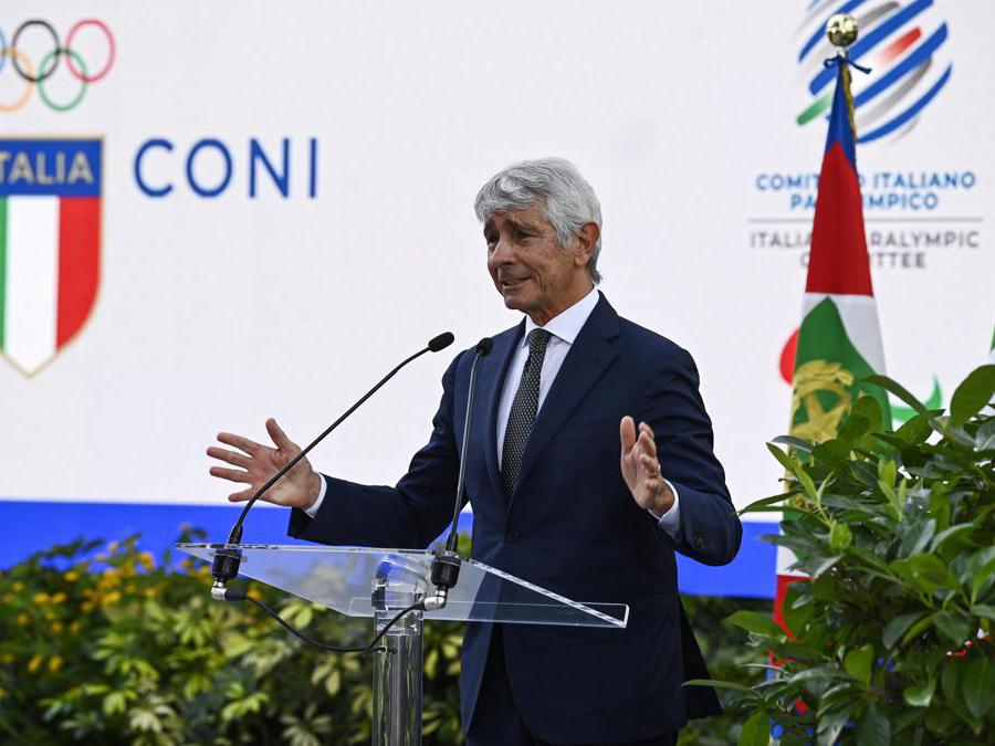 Il ministro dello Sport, Andrea Abodi, durante la cerimonia nei giardini del Quirinale di consegna della bandiera tricolore per gli atleti in partenza per i Giochi Olimpici e Paralimpici di Parigi, Roma, 13 giugno 2024.(Ansa / Riccardo Antimiani)