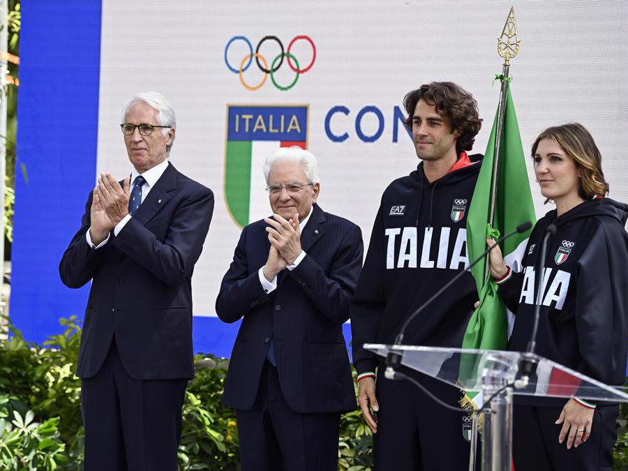 Giovanni Malago, presidente del Coni, il presidente della Repubblica, Sergio Mattarella, Gianmarco Tamberi ed Arianna Errigo durante la cerimonia nei giardini del Quirinale di consegna della bandiera tricolore per gli atleti in partenza per i Giochi Olimpici e Paralimpici di Parigi, Roma, 13 giugno 2024. (Ansa / Riccardo Antimiani)