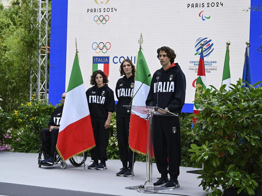 Luca Mazzone, Ambra Sabatini, Arianna Errigo e Gianmarco Tamberi durante la cerimonia nei giardini del Quirinale di consegna della bandiera tricolore per gli atleti in partenza per i Giochi Olimpici e Paralimpici di Parigi, Roma, 13 giugno 2024. (Ansa / Riccardo Antimiani)