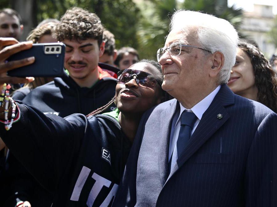 Il presidente della Repubblica, Sergio Mattarella, in posa per un selfie con gli atleti durante la cerimonia nei giardini del Quirinale di consegna della bandiera tricolore per gli atleti in partenza per i Giochi Olimpici e Paralimpici di Parigi, Roma, 13 giugno 2024. (Ansa / Riccardo Antimiani)
