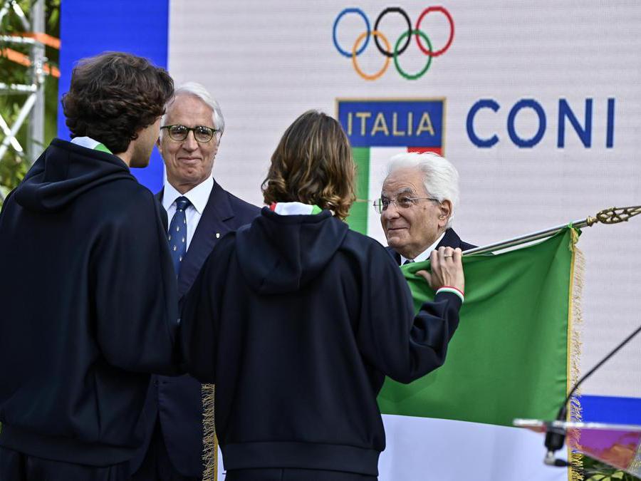 Gianmarco Tamberi, Giovanni Malago, presidente del Coni, Arianna Errigo ed il presidente della Repubblica, Sergio Mattarella, durante la cerimonia nei giardini del Quirinale di consegna della bandiera tricolore per gli atleti in partenza per i Giochi Olimpici e Paralimpici di Parigi, Roma, 13 giugno 2024. (Ansa / Riccardo Antimiani)