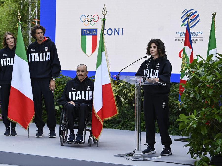 Arianna Errigo. Gianmarco Tamberi, Luca Mazzone ed Ambra Sabatini, durante la cerimonia nei giardini del Quirinale di consegna della bandiera tricolore per gli atleti in partenza per i Giochi Olimpici e Paralimpici di Parigi, Roma, 13 giugno 2024. (Ansa / Riccardo Antimiani)