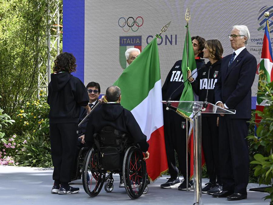 Ambra Sabatini, Luca Pancalli, presidente della Federazione Paralitica, Luca Mazzone, il presidente della Repubblica, Sergio Mattarella, Gianmarco Tamberi, Arianna Errigo e Giovanni Malago, presidente del Coni, durante la cerimonia nei giardini del Quirinale di consegna della bandiera tricolore per gli atleti in partenza per i Giochi Olimpici e Paralimpici di Parigi, Roma, 13 giugno 2024. (Ansa / Riccardo Antimiani)