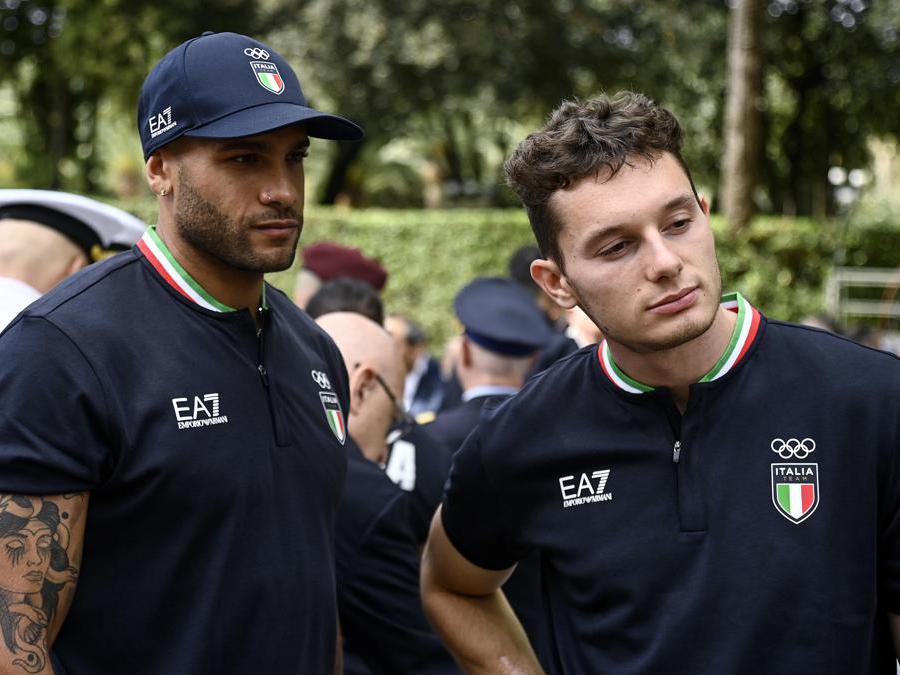 Marcel Jacobs  e Filippo Tortu  durante la cerimonia nei giardini del Quirinale di consegna della bandiera tricolore per gli atleti in partenza per i Giochi Olimpici e Paralimpici di Parigi, Roma, 13 giugno 2024. (Ansa / Riccardo Antimiani)