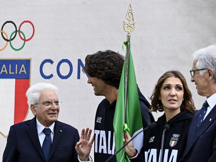 Il presidente della Repubblica, Sergio Mattarella, Gianmarco Tamberi, Arianna Errigo e Giovanni Malago, presidente del Coni, durante la cerimonia nei giardini del Quirinale di consegna della bandiera tricolore per gli atleti in partenza per i Giochi Olimpici e Paralimpici di Parigi, Roma, 13 giugno 2024. (Ansa / Riccardo Antimiani)