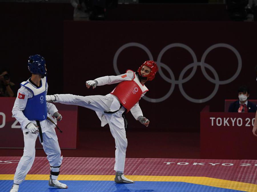 Italy's Vito Dell'Aquila (red) fights against Tunisia's Khalil Mohamed Jendoubi during their Taekwondo Men's -58kg final of the Tokyo 2020 Olympic Games at the Makuhari Messe convention centre in Chiba, Japan, 24 July 2021. ANSA / CIRO FUSCO
