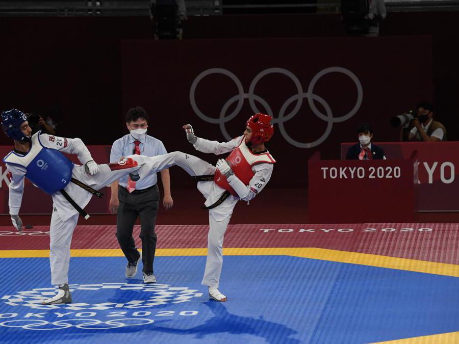 Italy's Vito Dell'Aquila (red) fights against Tunisia's Khalil Mohamed Jendoubi during their Taekwondo Men's -58kg final of the Tokyo 2020 Olympic Games at the Makuhari Messe convention centre in Chiba, Japan, 24 July 2021. ANSA / CIRO FUSCO