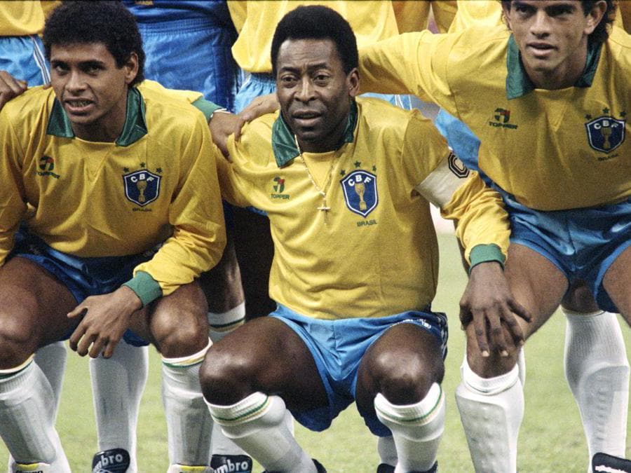 Edson Arantes do Nascimento, noto come Pelé prima di una partita di calcio amichevole che oppone il Brasile alle stelle del calcio mondiale per celebrare il cinquantesimo compleanno di Pelé a Milano. (Gerard Malie/Afp)