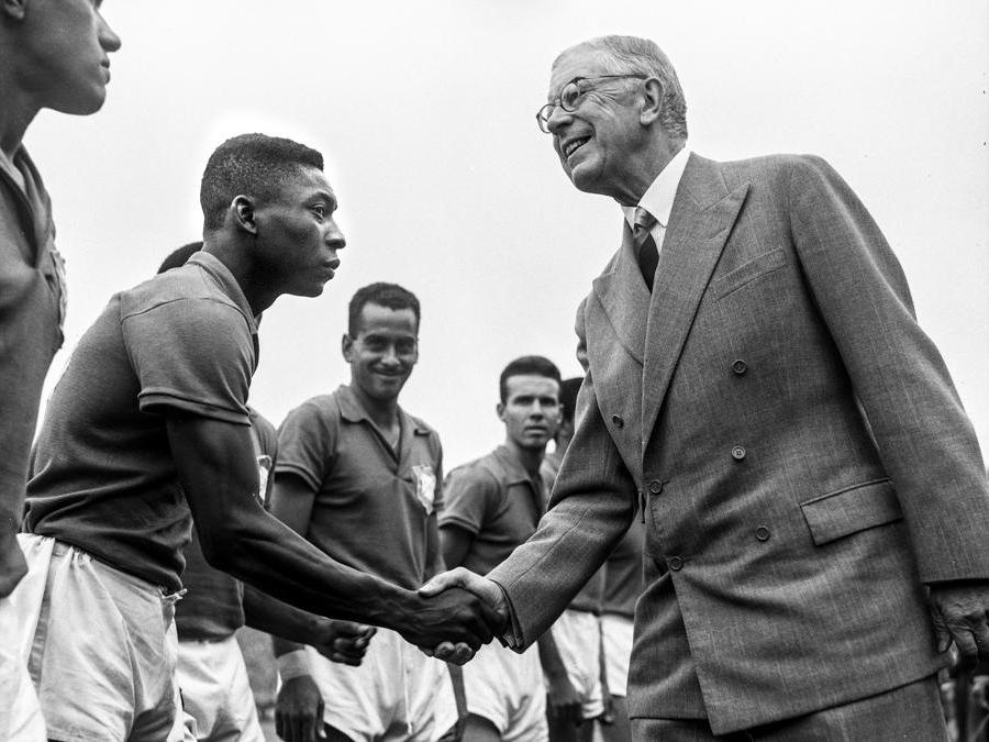 Pelé viene accolto dal re svedese Gustaf VI Adolf prima della partita di calcio nella finale della Coppa del Mondo FIFA tra Svezia e Brasile allo stadio Rasunda di Stoccolma, Svezia, il 29 giugno 1958 (Pressens Bild/ via Afp)