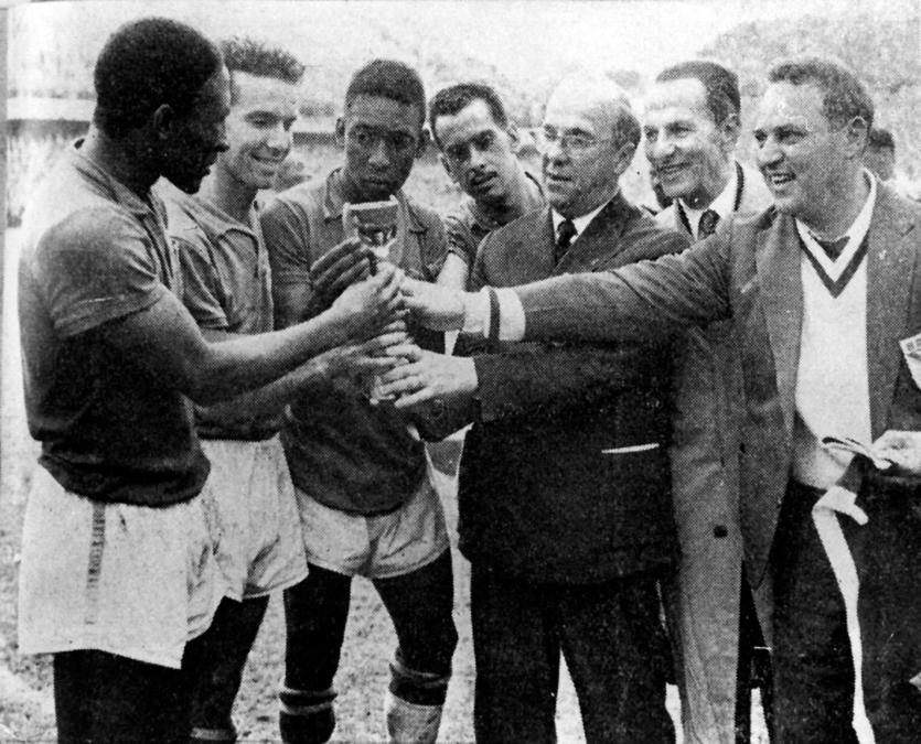 I giocatori della squadra brasiliana (da sinistra a destra) Djalma Santos, Zagallo, Pele e Zito detengono il trofeo Jules Rimet dopo aver sconfitto la Svezia 5-2 nella finale della Coppa del Mondo FIFA 1958, allo stadio Rasunda, a Stoccolma, Svezia, il 29 giugno 1958 (Agência Estado via Afp)