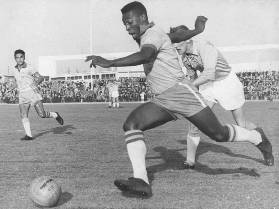 L’attaccante brasiliano Pele durante un’amichevole internazionale tra il Malmoe FF e la nazionale brasiliana a Malmoe, in Svezia, l’8 maggio 1960 (Picture-Alliance via Afp)