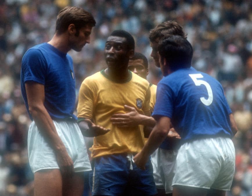 Pelé mentre  discutendo con Giacinto Facchetti durante la finale della Coppa del Mondo FIFA 1970 a Città del Messico, Messico. Il Brasile vince 4:1. (Picture-Alliance via Afp)