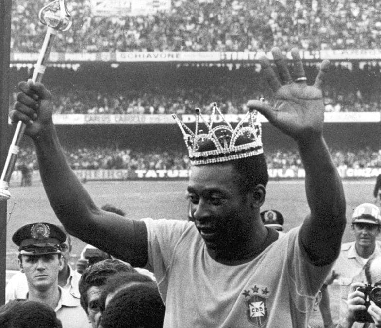 Con la corona in testa e uno scettro in mano, Pelé saluta il pubblico mentre lascia il campo dopo la partita d’addio, a San Paolo, nel sud-est del Brasile, l’11 luglio 1971 (Domicio Pinheiro/Agência Estado/via Afp)