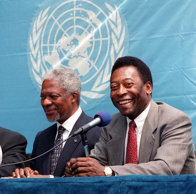 Con il segretario generale delle Nazioni Unite Kofi Annan (a sinistra) al suo fianco, la leggenda del calcio brasiliano Pelé (a destra) durante una conferenza stampa presso le Nazioni Unite per annunciare l’avvio di un rapporto di cooperazione tra l’ONU e la Federazione Internazionale di calcio (FIFA) 18 giugno 1999 (Henny Ray Abrams/Afp)