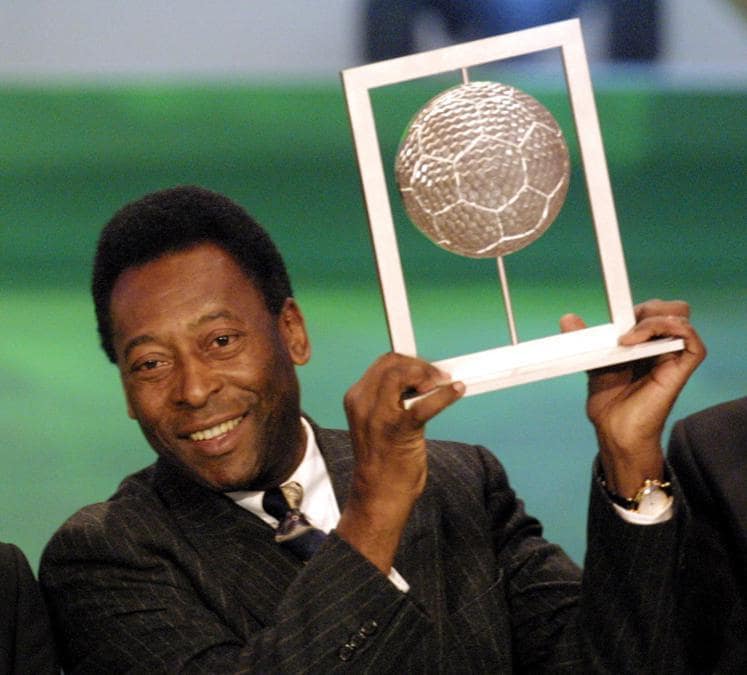 L’ex calciatore brasiliano Pelé tiene il suo gran premio FIFA di «Calciatore del secolo»l’11 dicembre 2000, durante la cerimonia di gala della cerimonia di premiazione della FIFA a Roma (Gabriel Bouys/Afp) 