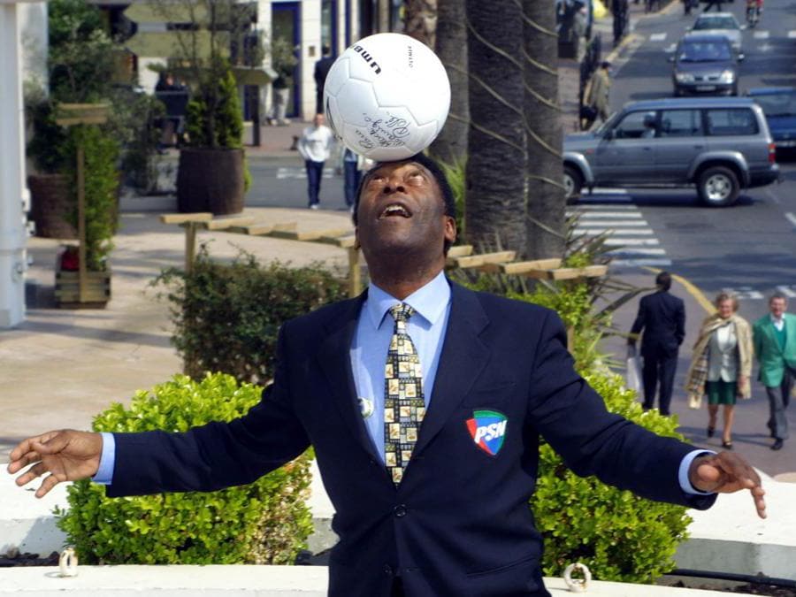 La leggenda del calcio brasiliano Pelé gioca il 4 aprile 2001 con un pallone da calcio all’Avenue Croisette di Cannes durante una pausa dalla Fiera Internazionale della Televisione (MIPTV). (Vaninna Lucchesi/Afp) 