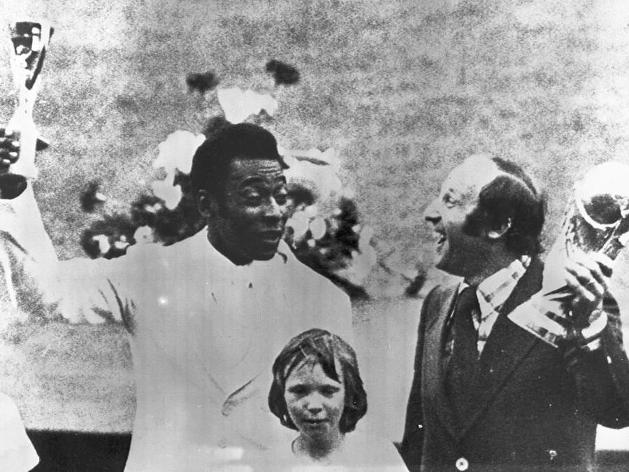 Pelé con la Coppa del Mondo a Francoforte nel 1974. (Archivio Ansa)