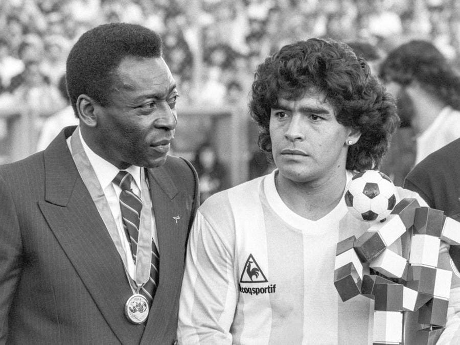 Zurigo, 10/06/1987. Pelé con Diego Maradona in occasione della partita tra Italia e Argentina (Epa / STR)