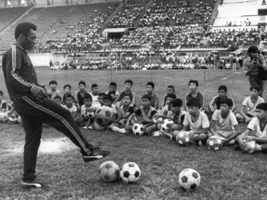06/12/1974. Pelé a   Bangkok.  (Photo by AFP)