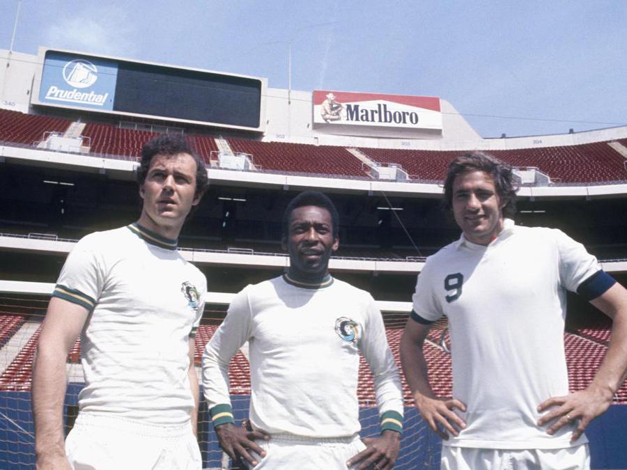Calcio. Cosmos di New York 1977. Nella foto da sinistra: Franz Beckenbauer, Pelé e  Giorgio Chinaglia (Italy Photo Press) 