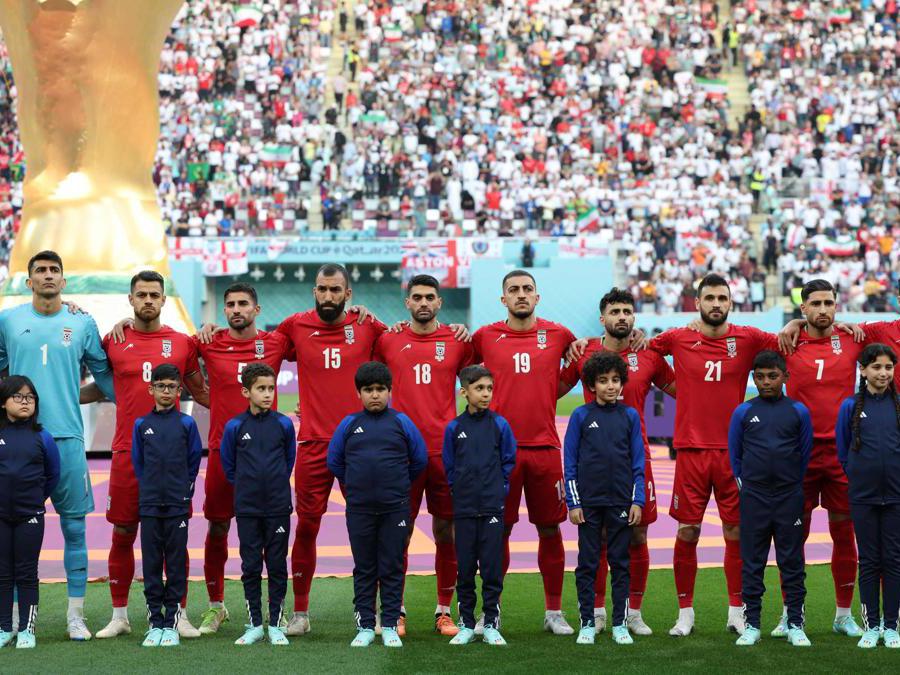 I giocatori dell’Iran non cantano  l’inno nazionale in vista della partita di calcio del Gruppo B della Coppa del mondo del Qatar 2022 tra Inghilterra e Iran al Khalifa International Stadium di Dohaon (Afp/Fadel Senna) 
