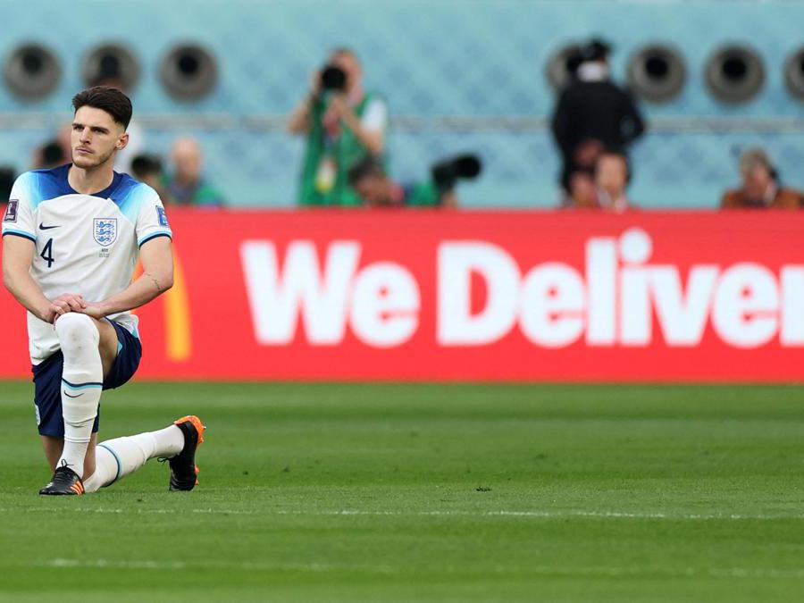 Il centrocampista inglese  Declan Rice si inginocchia al calcio d’inizio durante la partita di calcio del gruppo B della Coppa del mondo del Qatar 2022 tra Inghilterra e Iran al Khalifa International Stadium di Doha (Afp/Adrian Dennis)