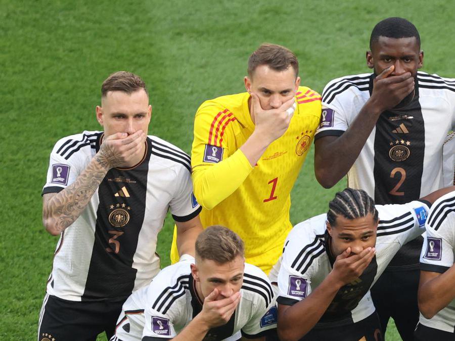 I tedeschi Manuel Neuer, David Raum, Antonio Rudiger, Joshua Kimmich e Serge Gnabry posano per una foto di gruppo coprendosi la bocca prima della partita (Reuters/Molly Darlington)