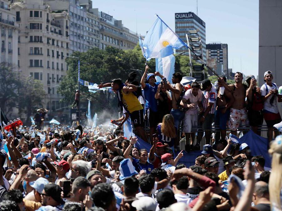 Fans of Argentina gather at the Obelisk to celebrate winning the Qatar 2022 World Cup against France in Buenos Aires, on December 18, 2022. (Photo by Emiliano Lasalvia / AFP)