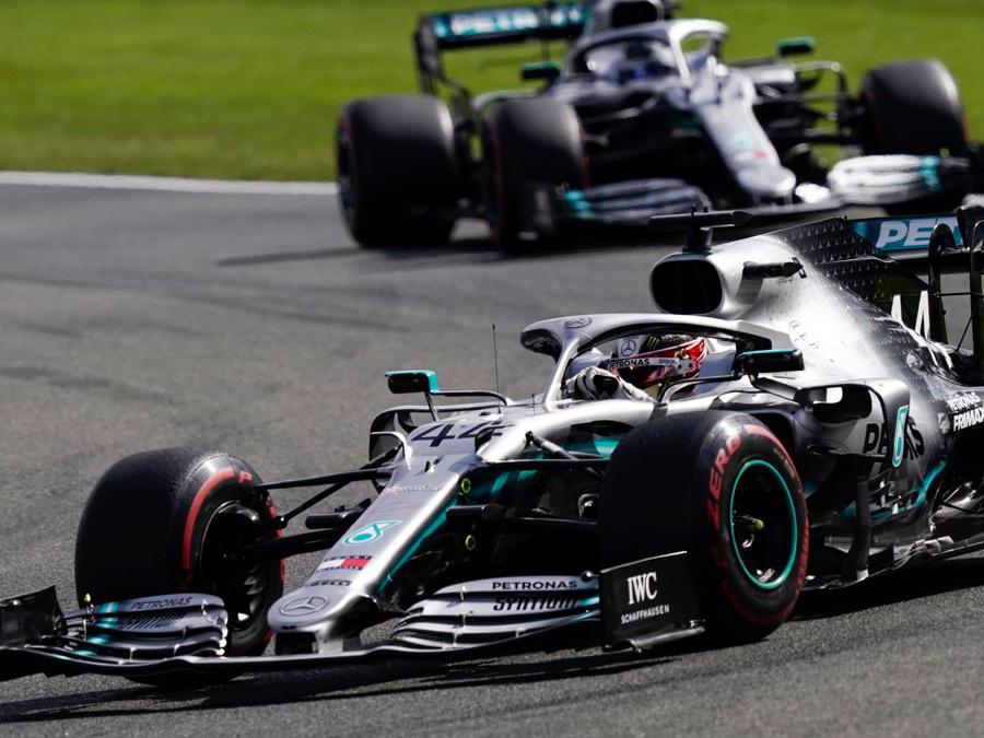 Le Mercedes di Lewis Hamilton e Valtteri Bottas (Photo by Kenzo TRIBOUILLARD / AFP)