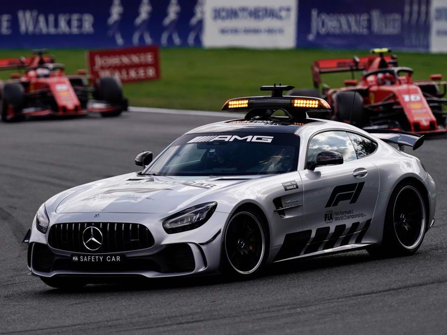 La safety car (Photo by Kenzo TRIBOUILLARD / AFP)