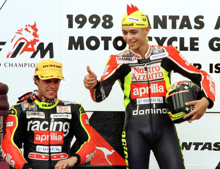 Valentino Rossi dopo aver vinto il Gran Premio motociclistico 250cc. Loris Capirossi è arrivato secondo, seguito dal francese Olivier Jacque,  4 ottobre 1998 (Reuters Photographer) 