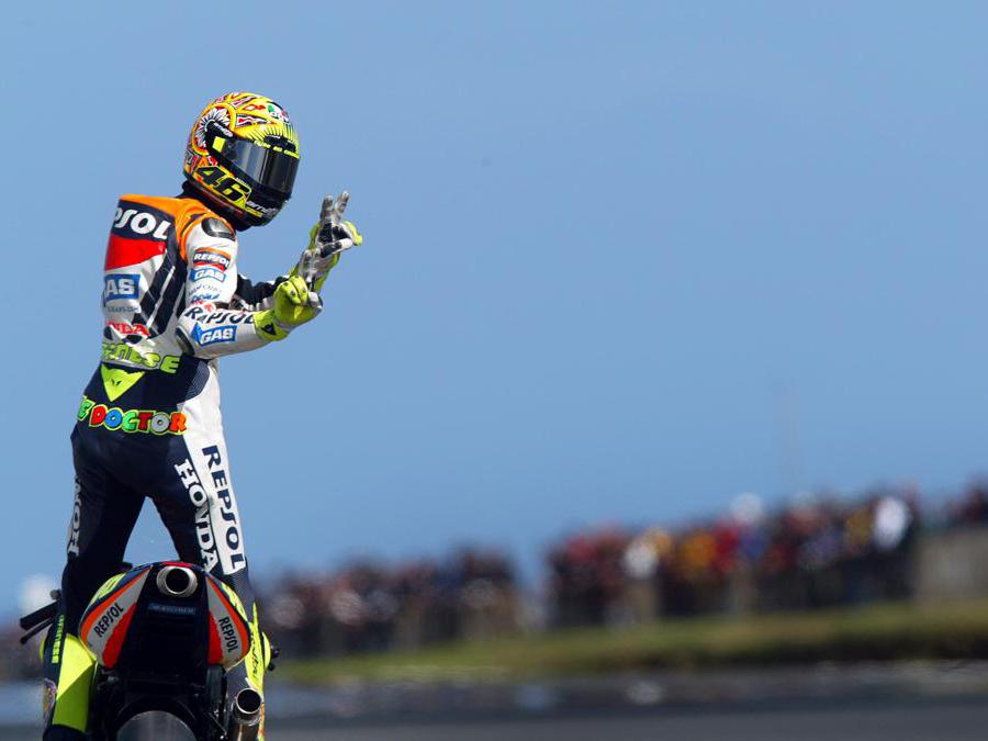 Valentino Rossi durante le qualifiche per il Gran Premio motociclistico d’Australia 2002 a Phillip Island, Victoria (Credit: Action Images / Sporting Pictures)
