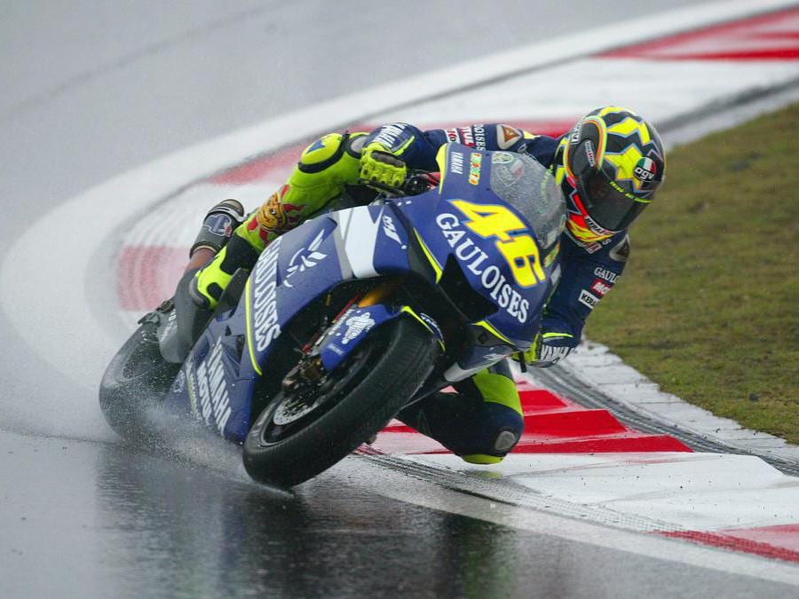 Valentino Rossi sulla sua Yamaha Team Gauloises verso la vittoria sul circuito internazionale di Shanghai, 1 maggio 2005. (Reuters)