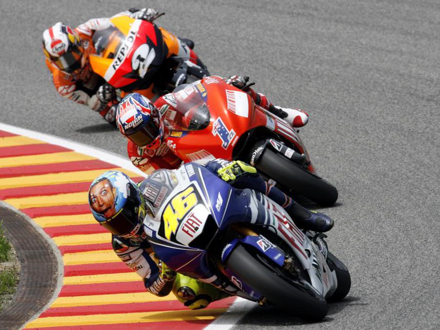 Valentino Rossi  davanti al pilota Ducati  Casey Stoner  e al  pilota Honda  Dani Pedrosa  durante il Gran Premio d’Italia al Mugello 1 giugno 2008 (REUTERS/Giampiero Sposito)