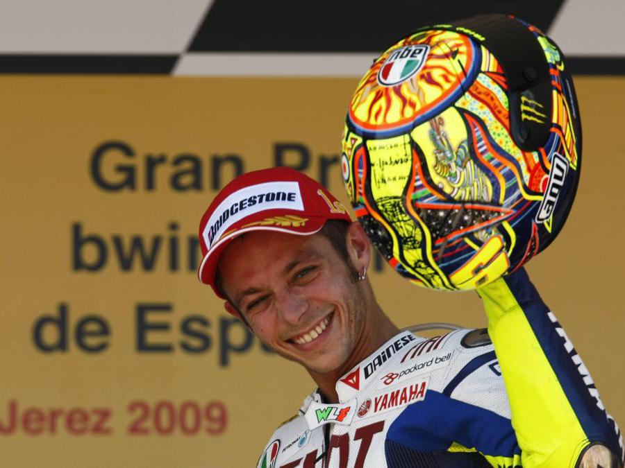 Valentino Rossi festeggia sul podio dopo aver vinto la gara durante il Gran Premio motociclistico di Spagna sul circuito di Jerez, il 3 maggio 2009 (REUTERS/Marcelo Del Pozo)