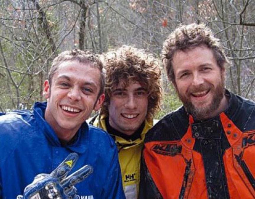 La foto postata da Jovanotti su Facebook. Una foto di qualche anno fa, con tre ragazzi scarmigliati dalla corsa in moto: sono Marco Simoncelli, Valentino Rossi e Jovanotti.   (Ansa/Internet/Facebook) 