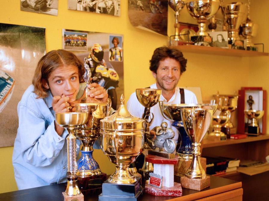 Valentino Rossi con il padre Graziano nella sua stanza con le coppe e i trofei vinti (Ipp/Paolo Bona)