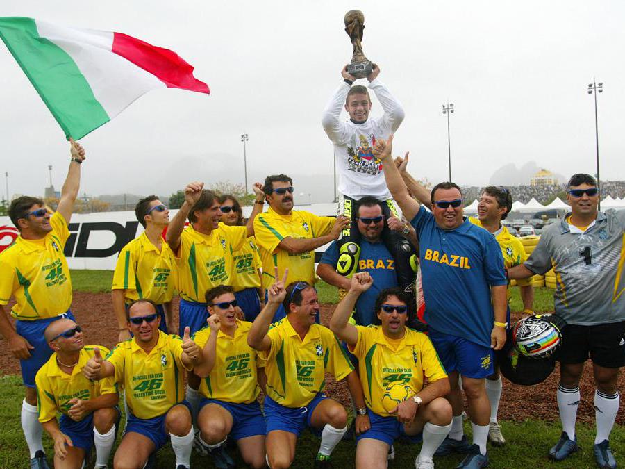 Gp del Brasile nella foto Valentino Rossi (Honda) festeggia il suo quarto titolo mondiale piloti sollevando una finta coppa del mondo con i suoi amici del fans club (Ipp/Marco Guidetti)