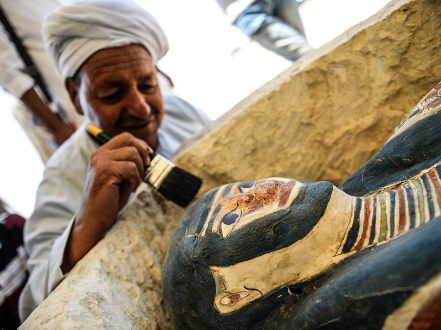 Un sarcofago, parte di una nuova scoperta effettuata a circa 300 metri a sud della piramide del re Amenemhat II nella necropoli di Dahshur. (Photo by Mohamed el-Shahed / AFP)