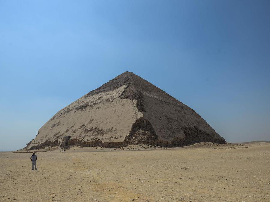 La piramide Bent, piegata, del re Sneferu, il primo faraone della 4a dinastia egizia, nell'antica necropoli reale di Dahshur sulla riva occidentale del fiume Nilo, a sud della capitale Il Cairo. (Photo by Mohamed el-Shahed / AFP)