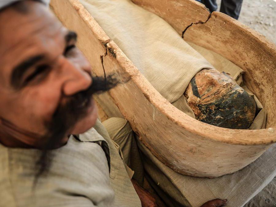 Un sarcofago, parte di una nuova scoperta effettuata a circa 300 metri a sud della piramide del re Amenemhat II nella necropoli di Dahshur, è esposto vicino alla Piramide Bent, a circa 40 km a sud della capitale egiziana Il Cairo. (Photo by Mohamed el-Shahed / AFP)