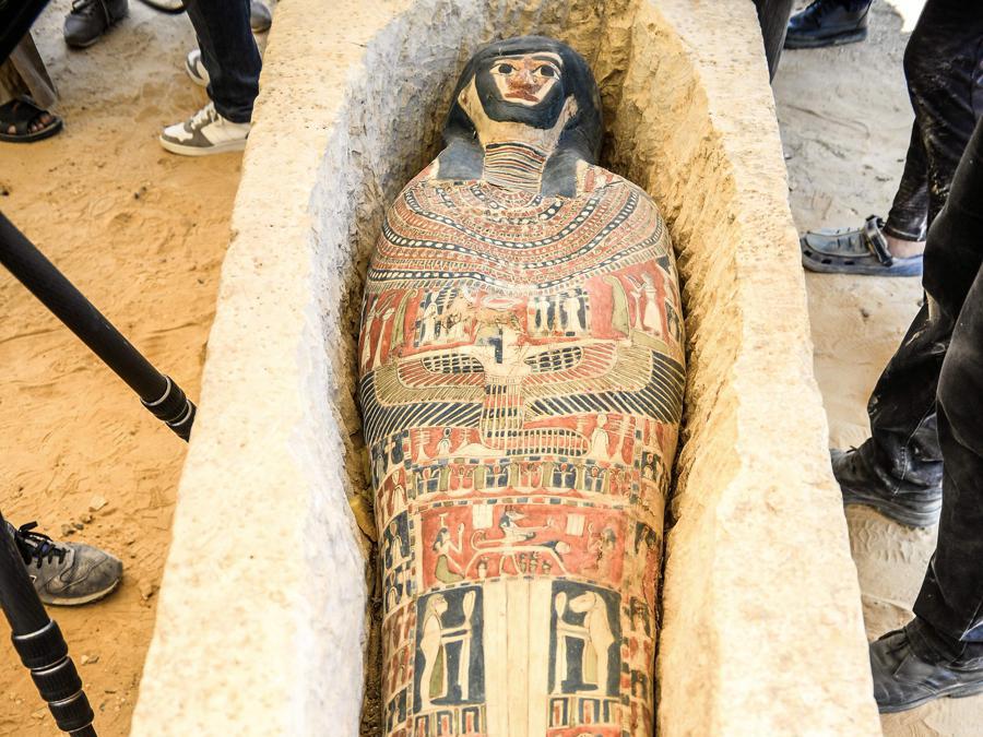 Un sarcofago, parte di una nuova scoperta effettuata a circa 300 metri a sud della piramide del re Amenemhat II nella necropoli di Dahshur, è esposto vicino alla Piramide Bent, a circa 40 km a sud della capitale egiziana Il Cairo. (Photo by Mohamed el-Shahed / AFP)