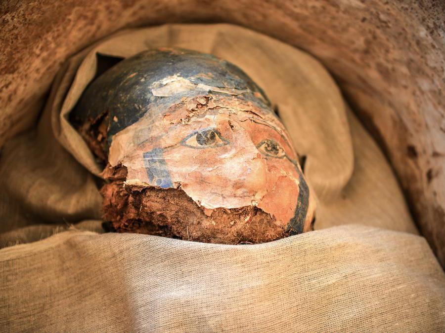 Dettaglio di un sarcofago, parte di una nuova scoperta effettuata a circa 300 metri a sud della piramide del re Amenemhat II nella necropoli di Dahshur, esposta vicino alla Piramide Bent, a circa 40 km a sud della capitale egiziana Il Cairo . (Photo by Mohamed el-Shahed / AFP)