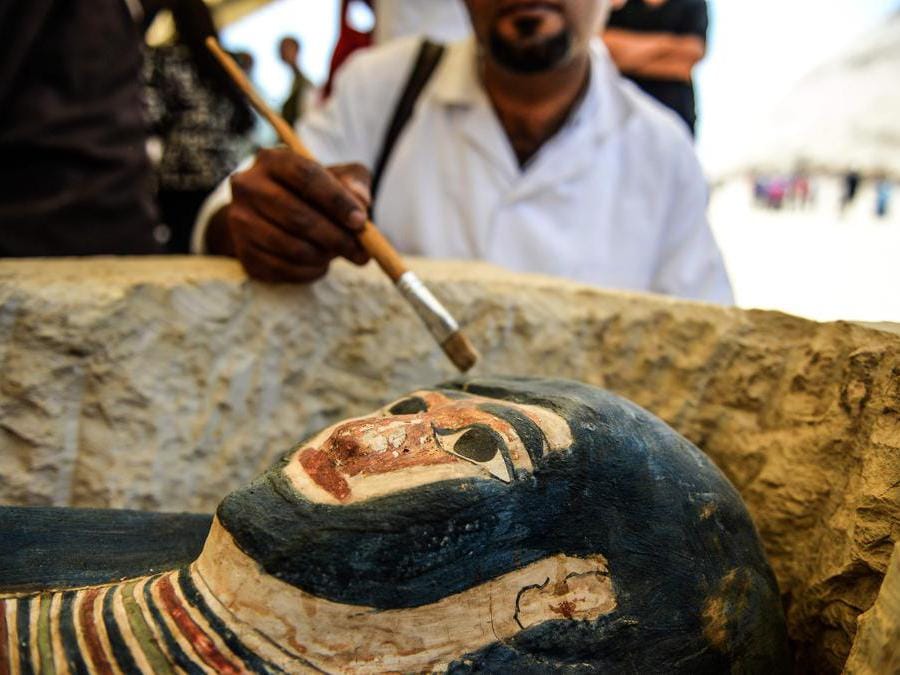 Un sarcofago, parte di una nuova scoperta effettuata a circa 300 metri a sud della piramide del re Amenemhat II nella necropoli di Dahshur, è esposto vicino alla Piramide Bent, a circa 40 km a sud della capitale egiziana Il Cairo. (Photo by Mohamed el-Shahed / AFP)