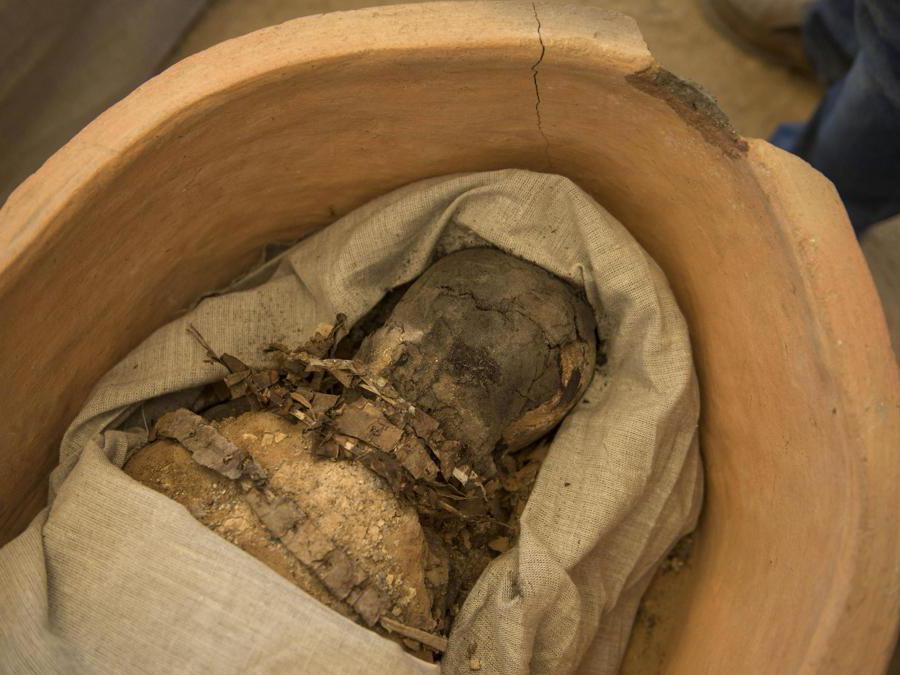 Gli archeologi mostrano una mummia scoperta durante gli scavi archeologici a circa 300 metri a sud della piramide del re Amenemhat II nella necropoli di Dahshur, a circa 40 km a sud del Cairo, in Egitto. Il ministero egiziano delle antichità ha detto che una missione archeologica ha scoperto una raccolta di pietre, sarcofagi in argilla e legno, alcuni dei quali contengono ancora mummie ben conservate, oltre a una collezione di maschere funerarie in legno e strumenti usati per tagliare pietre. EPA/MOHAMED HOSSAM