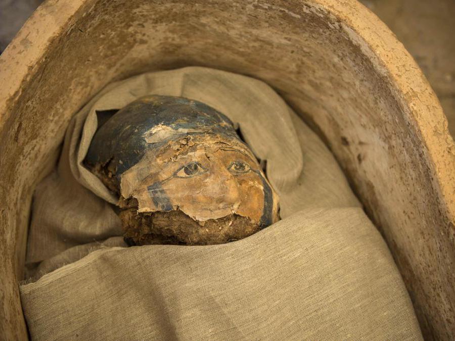 Gli archeologi mostrano una mummia scoperta durante gli scavi archeologici a circa 300 metri a sud della piramide del re Amenemhat II nella necropoli di Dahshur, a circa 40 km a sud del Cairo, in Egitto. EPA/MOHAMED HOSSAM
