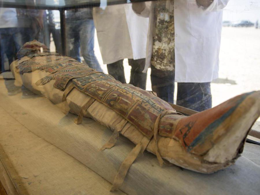 Gli archeologi mostrano una mummia scoperta durante gli scavi archeologici a circa 300 metri a sud della piramide del re Amenemhat II nella necropoli di Dahshur, a circa 40 km a sud del Cairo, in Egitto. EPA/MOHAMED HOSSAM