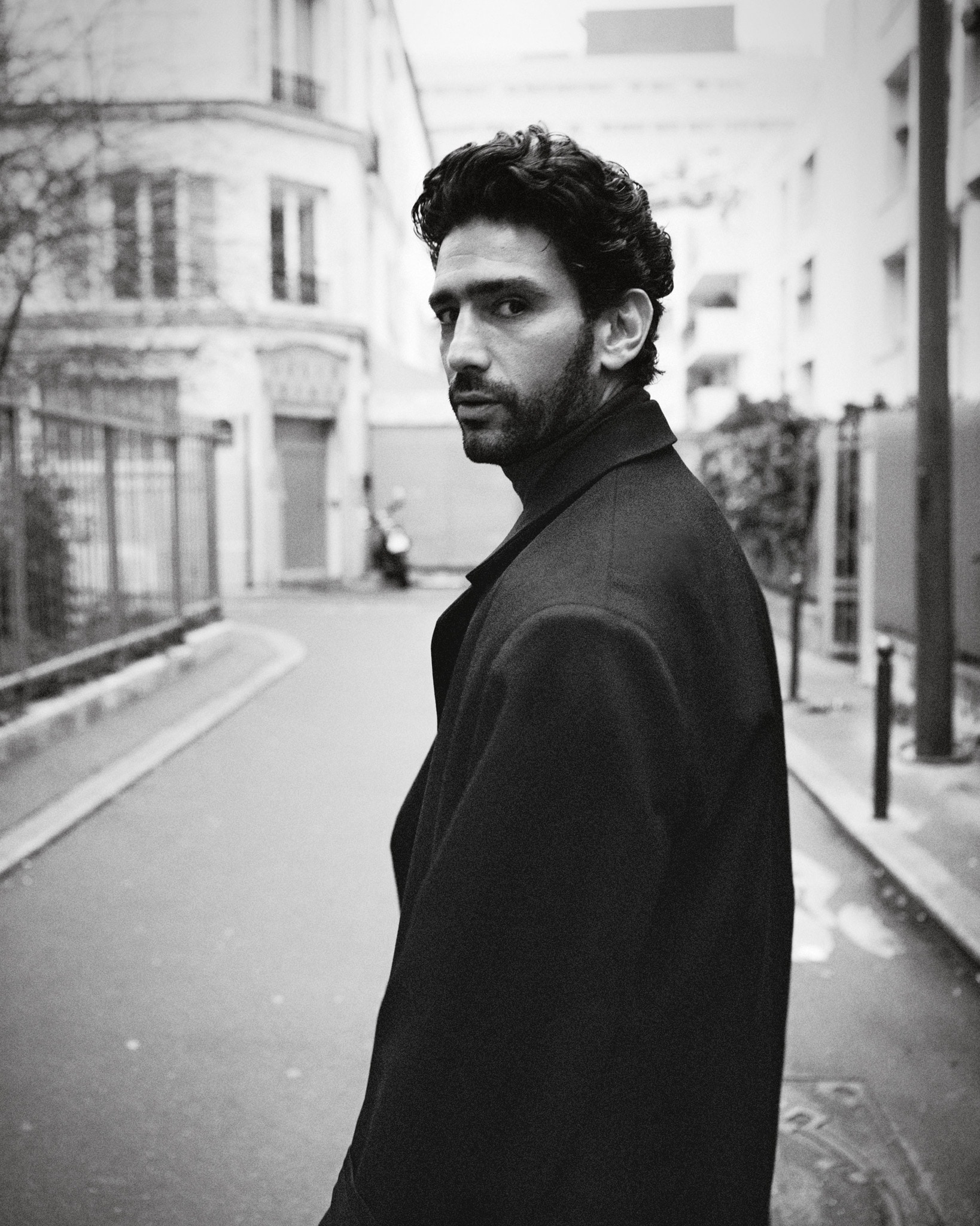 Cappotto in gabardine, LEMAIRE. Collo alto in lana, PRADA (1.200 €).