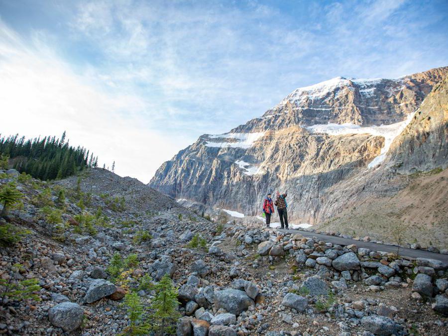 Two hikers on a path at Edith Cavell in the summer, Jasper National Park © Parks Canada / Ryan Bray